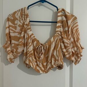 Super cute cropped shirt